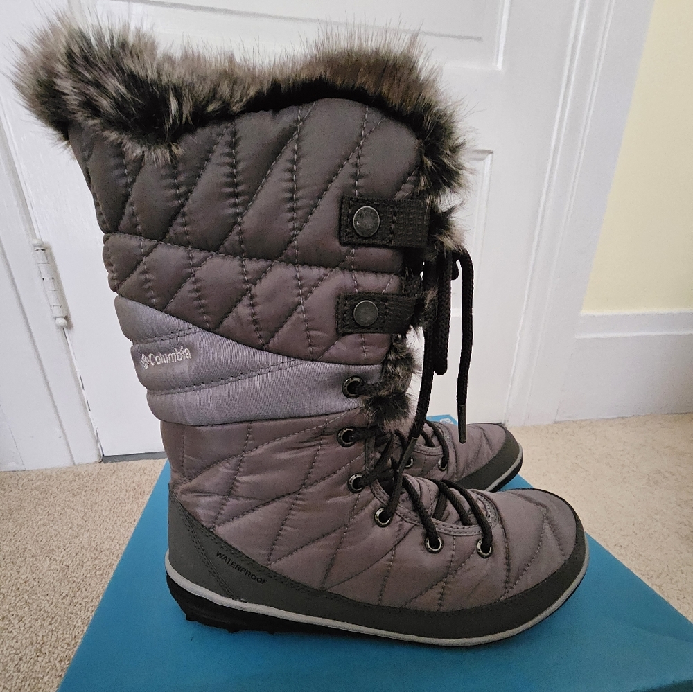 Columbia Women's Quilted Winter Boots - Gray and Black - NEW WITH TAG IN BOX